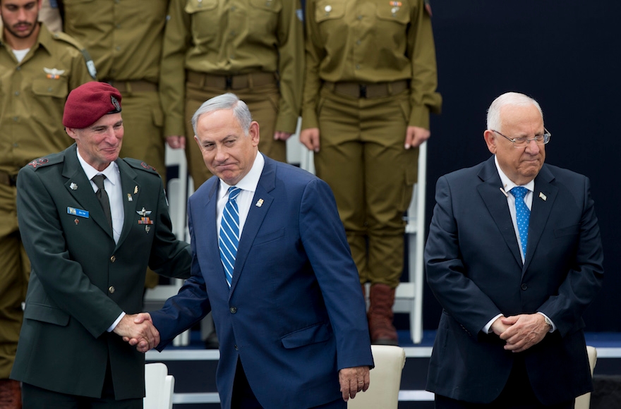 Israeli Prime Minister Benjamin Netanyahu, center, shaking hands with Deputy IDF chief of staff Yair Golan, left, and standing with Israeli President Reuven Rivlin, right, at a ceremony for outstanding soldiers on Israel's Independence Day, May 12, 2016. (Yonatan Sindel/Flash90)