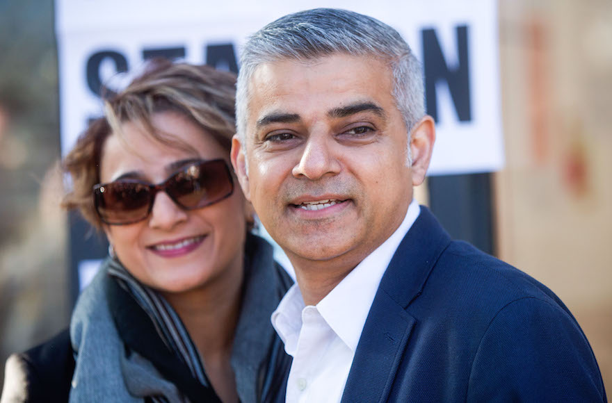 Sadiq Khan, the Labour Party candidate for London mayor, and his wife Saadiya Khan, posing for photographers after voting in London, May 5, 2016. (Simon Dawson/Bloomberg)