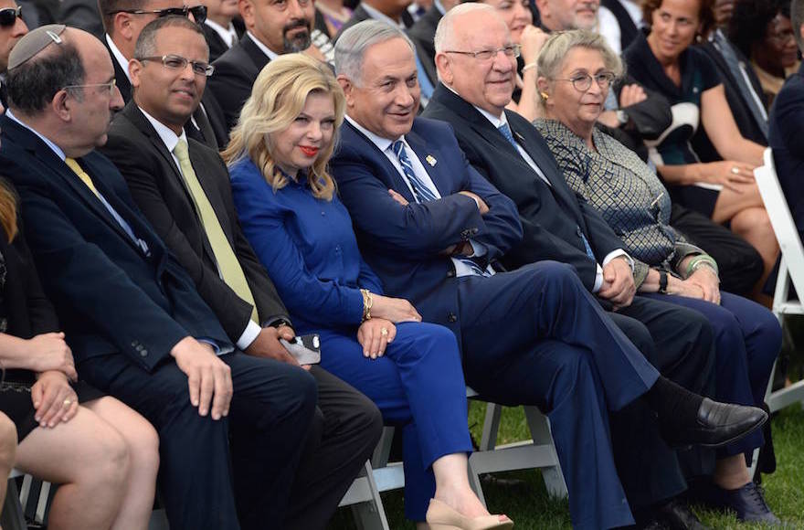 Prime Minister Benjamin Netanyahu and his wife, Sara Netanyahu, attending a celebration for foreign diplomats at the President's Residence in honor of Israel's 68th Independence Day in Jerusalem, May 12, 2016. (Haim Zach/GPO)