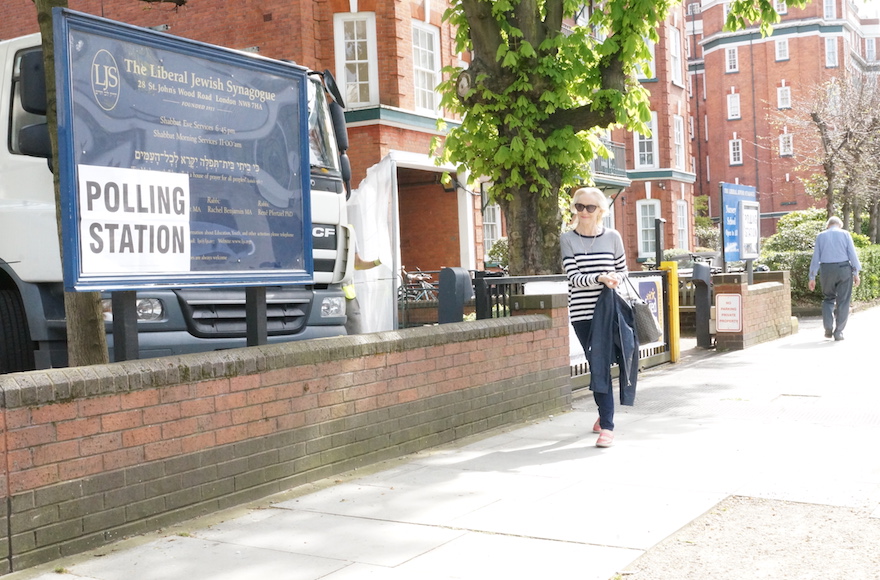 Voters in London's mayoral election outside a synagogue serving as a polling station in London, May 5, 2015. (Cnaan Liphshiz) 