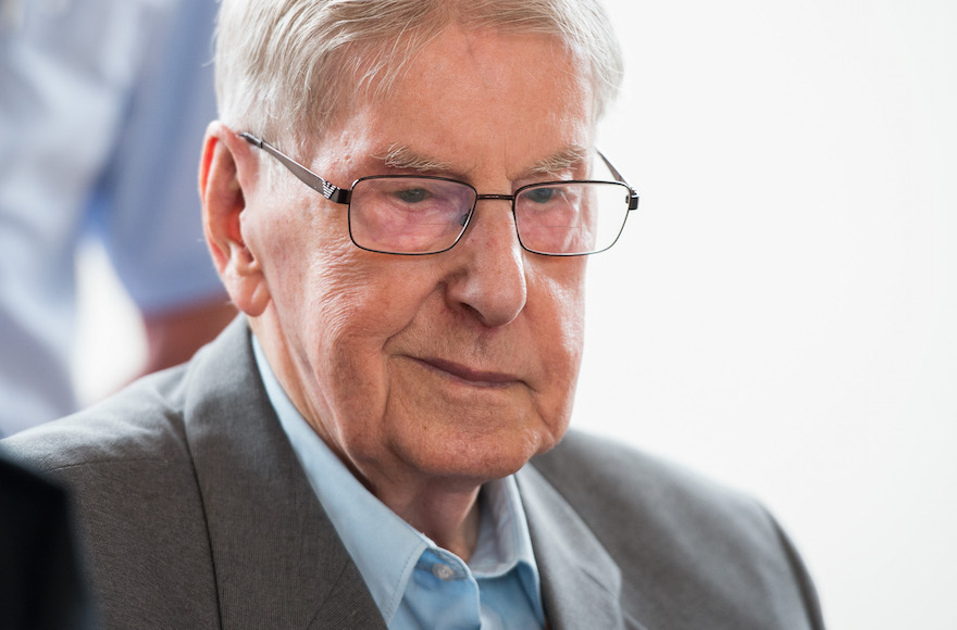 Former Auschwitz guard Reinhold Hanning sitting in the courtroom in Detmold, June 11, 2016. (Bernd Thissen/AFP/Getty Images)