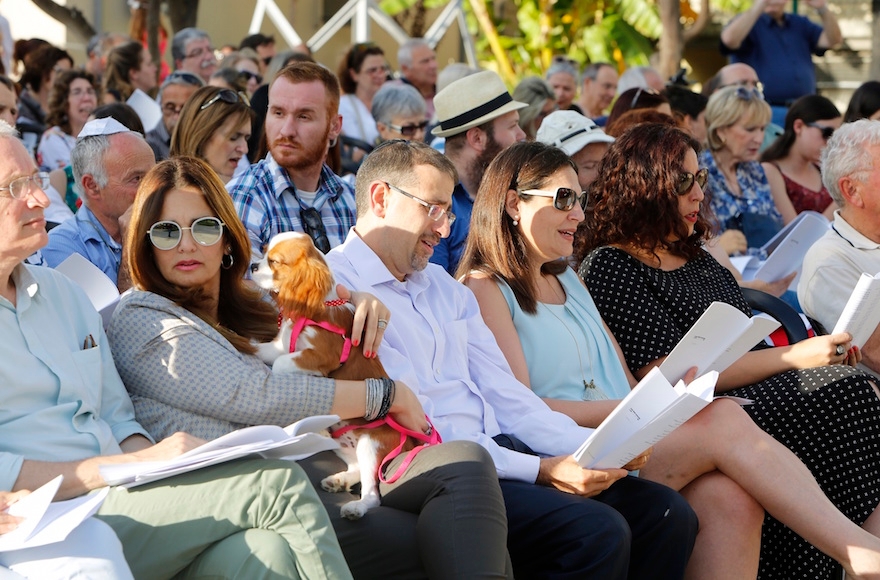 U.S. Ambassador to Israel Dan Shapiro, center, attending a prayer service at Sarona Market in Tel Aviv, days after a terrorist attack there, June 10, 2016. (Gia Yechiel/Tel Aviv Municipality)