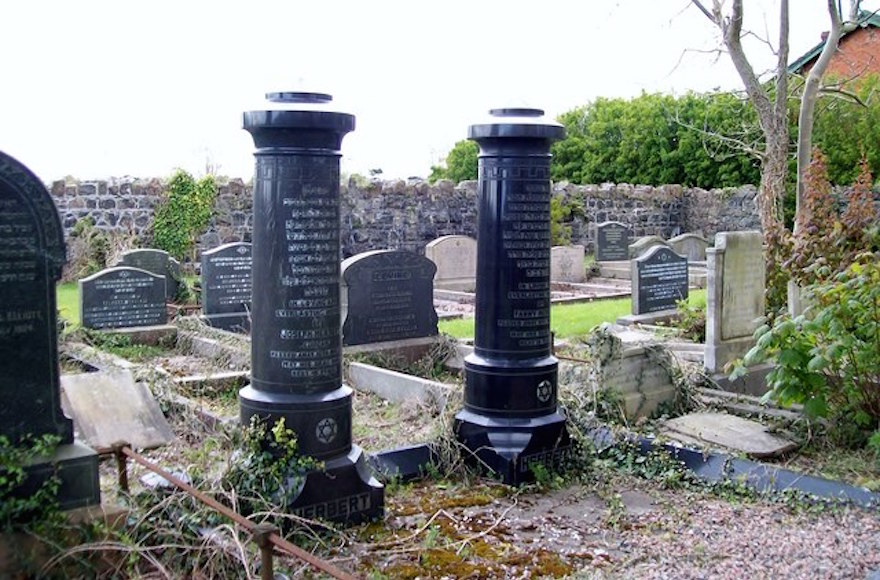 Jewish graves at the Belfast City Cemetery (Eric Jones/ Geograph.ie, Creative Commons)