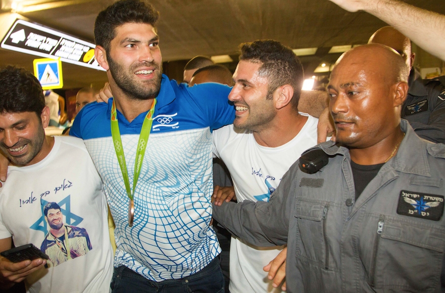 Israeli judoka Ori Sasson arriving to Ben Gurion Airport near Tel Aviv, Aug. 15, 2016. (Roy Alima/Flash90)