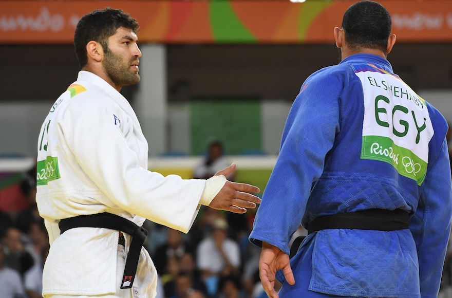 Israel's Or Sasson, left, trying to shake hands with Egypt's Islam Elshehaby after their Olympic judo match in Rio de Janeiro, Aug. 12, 2016.(Toshifumi Kitamura/AFP/Getty Images)