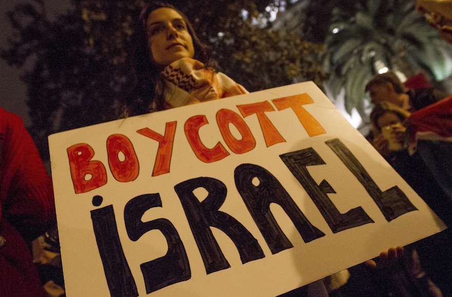 Demonstrators protesting outside the Spanish Government Delegation in Barcelona, Oct. 20, 2015. (Albert Llop/Anadolu Agency/Getty Images)