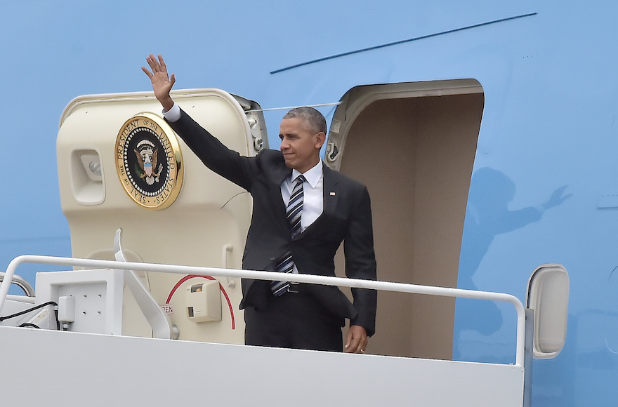 U.S. President Barack Obama waving as he boards Air Force One Joint Base Andrews, Maryland en route to Jerusalem for former Israeli statesman Shimon Peres' funeral, Sept. 29, 2016 (Ron Sachs-Pool/Getty Images)