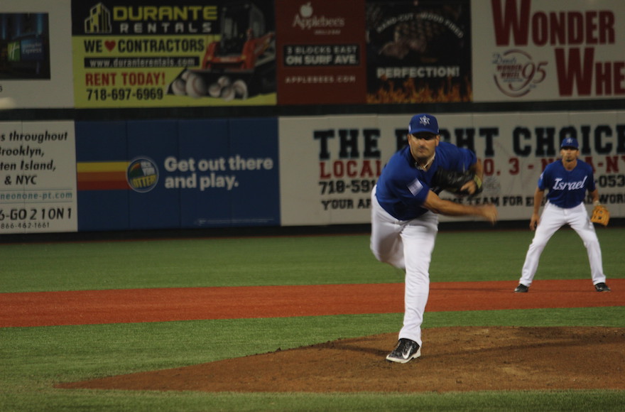 Jason Marquis, who played 15 years in the major leagues, delivering a pitch for Team Israel against Great Britain, in Brooklyn, New York, Sept. 22, 2016. (Hillel Kuttler)