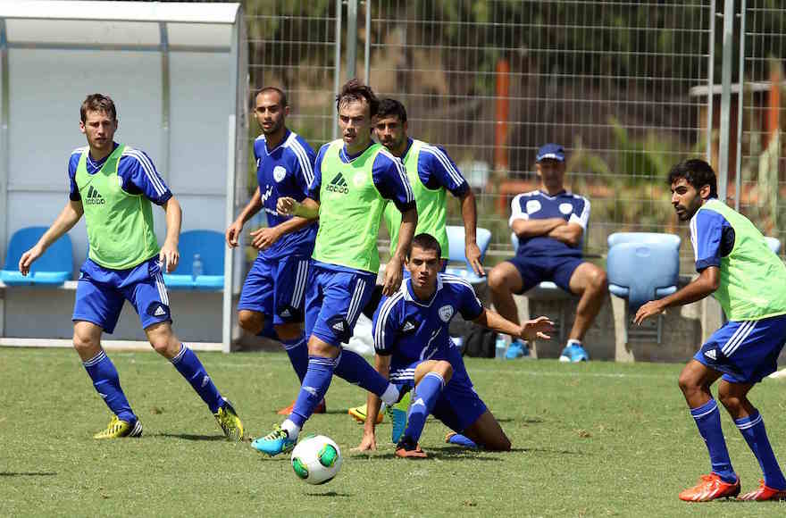 Israel national football team players training in Tel Aviv on Sept. 4, 2013. (Flash90)