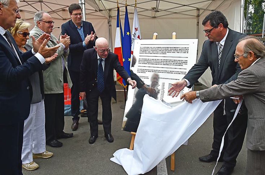 Jacques Stuzalft, left, helps unveil a plaque remembering the rescue of Jewish children of Lille, France by local railway workers, at a ceremony held in the northern French city, Sept. 9, 2016. (City of Lille, via Facebook) 