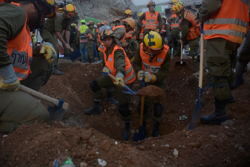 Rescue personnel digging in the search for missing workers at a construction site collapse in Tel Aviv, Sept. 5, 2016. (IDF Spokesperson's Unit)