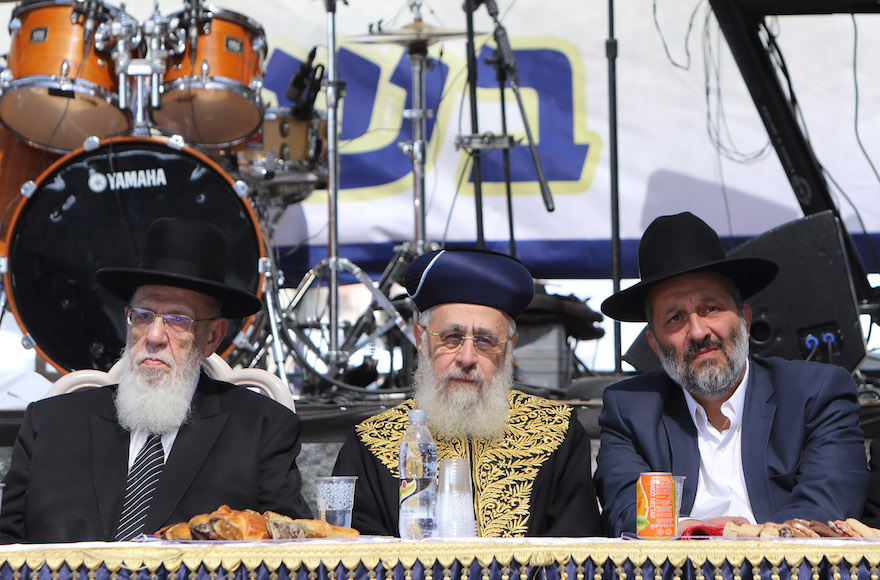 From left to right, Shas spiritual leader Rabbi Shalom Cohen, Chief Sephardi Rabbi Yitzhak Yosef and Interior Minister Aryeh Deri attending the cornerstone laying ceremony for Nezer HaTalmud Yeshiva in Beitar Illit, Sept. 19, 2016. (Yaakov Naumi/Flash90)