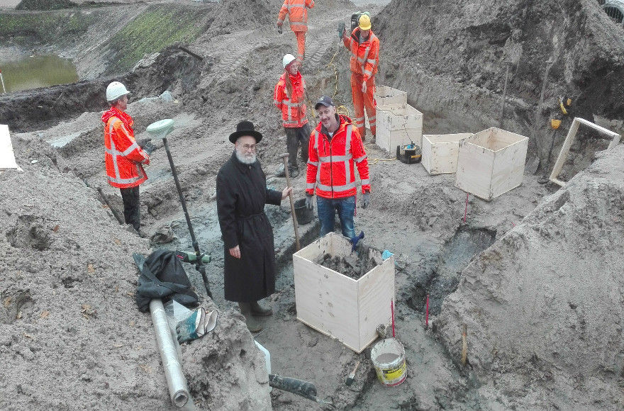 Dutch Chief Rabbi Binyomin Jacobs supervises the removal of human remains from the former Jewish cemetery of Winchoten in the Netherlands on Nov. 6, 2016. (Courtesy/Rabbi Binyomin Jacobs)(