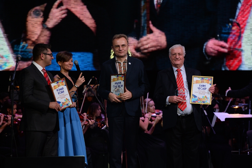 Limmud FSU founder Chaim Chesler, right. Lviv Mayor Andriy Sadovyi and Roman Kogan attending an event at the Lviv opera house on Nov. 6, 2016. (Photo: Boris Bukhman)