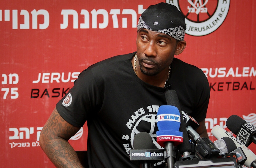 Amar'e Stoudemire speaking at a press conference in Jerusalem, August 8, 2016. (Flash90)