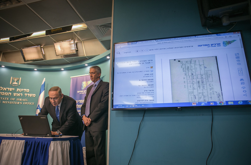 Prime Minister Benjamin Netanyahu speaking at a press conference launching an online database about the Yemenite children affair at the Prime Minister's Office in Jerusalem, Dec. 28, 2016. (Ohad Zwigenberg/Pool)