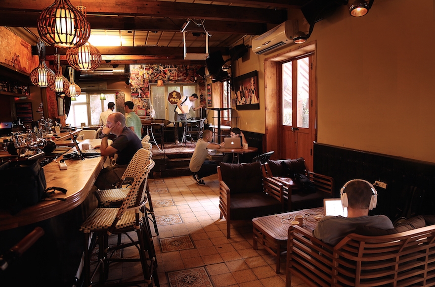 Israelis working at the Pub Hub at Polly Bar in Tel Aviv, Israel, November 2016. (Noi Arkobi)