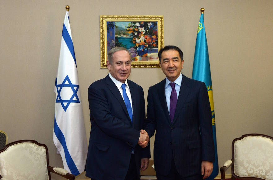 Israeli Prime Minister Benjamin Netanyahu, left, meeting with Kazakh Prime Minister Bakytzhan Sagintayev in Astana, Kazakhstan, Dec. 14, 2016 (Haim Zach/Israel Government Press Office)