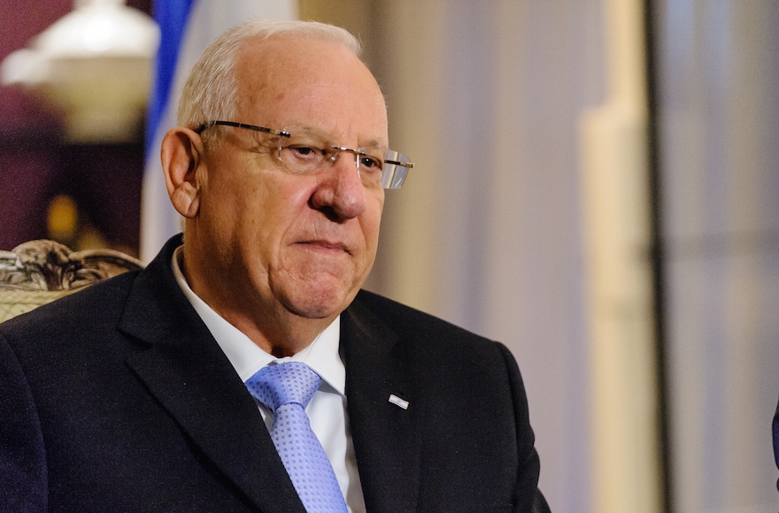 Israeli President Reuven Rivlin during a meeting with NYPD Comissioner William Bratton and New York City Mayor Bill de Blasio at the Park Lane Hotel in New York City, Jan. 28, 2015. (Bryan Pace-Pool/Getty Images)