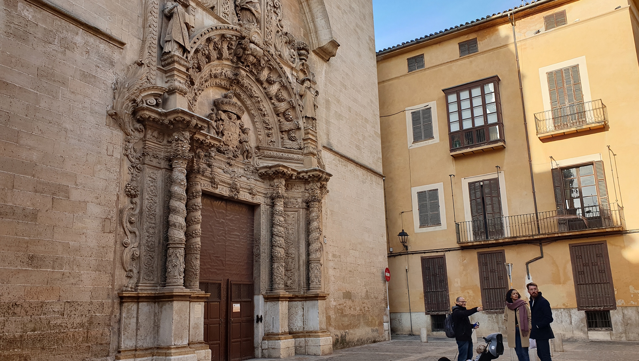 Dani Rotstein, pointing, explaining to German tourists about a church that used to be a synagogue in Palma de Mallorca, Spain on Feb. 11, 2019. Cnaan Liphshiz