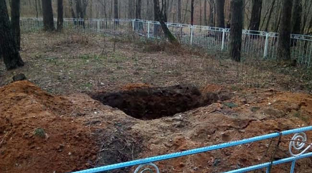 The aftermath of desecration in March 2019 of the mass grave of Holocaust victims near Raflivka, Ukraine. Courtesy of Eduard Dolinsky