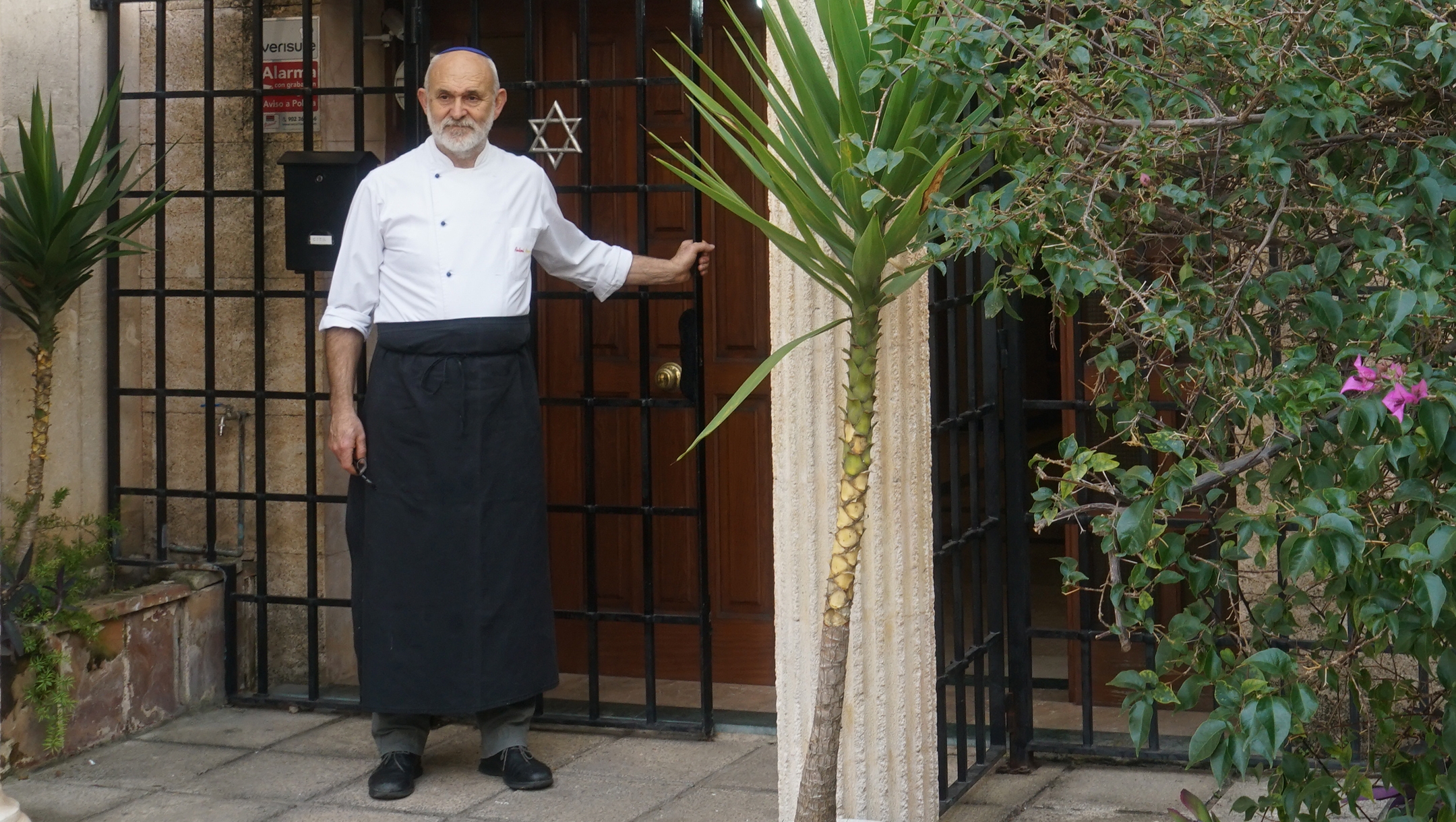 Toni Pinya entering the synagogue of Palma de Mallorca, Spain on Feb. 11, 2019. Cnaan Liphshiz