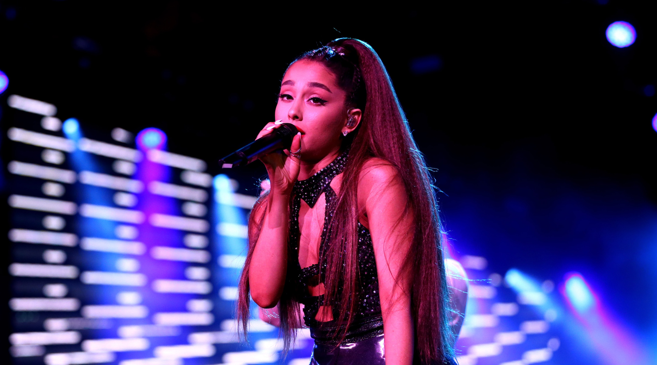 Ariana Grande Kicks Off Tour With Tribute To Late Jewish