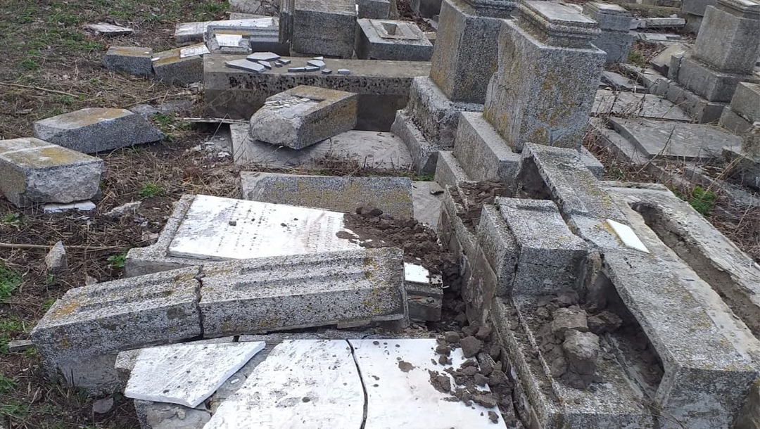 The aftermath of vandalism at the Jewish cemetery of Husi, Romania in April 2019. (Courtesy of Fedrom)