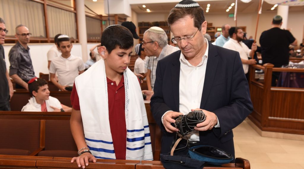80 deaf Israeli children have bar and bat mitzvah ceremony - Jewish Telegraphic Agency