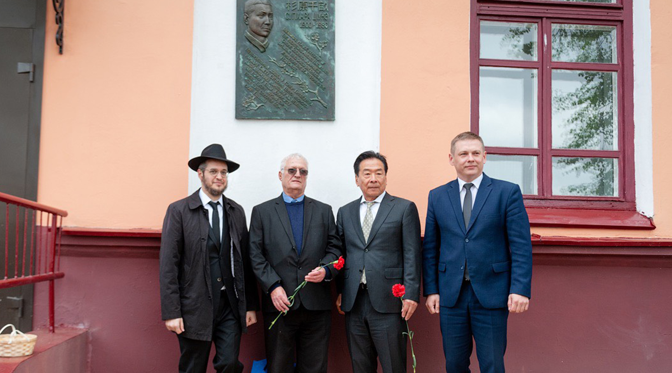Nobuki Sugihara, second from left with Limmud FSU founder Chaim Chesler and villagers from Mir, Belarus on May 2, 2019. (Boris Brumin)