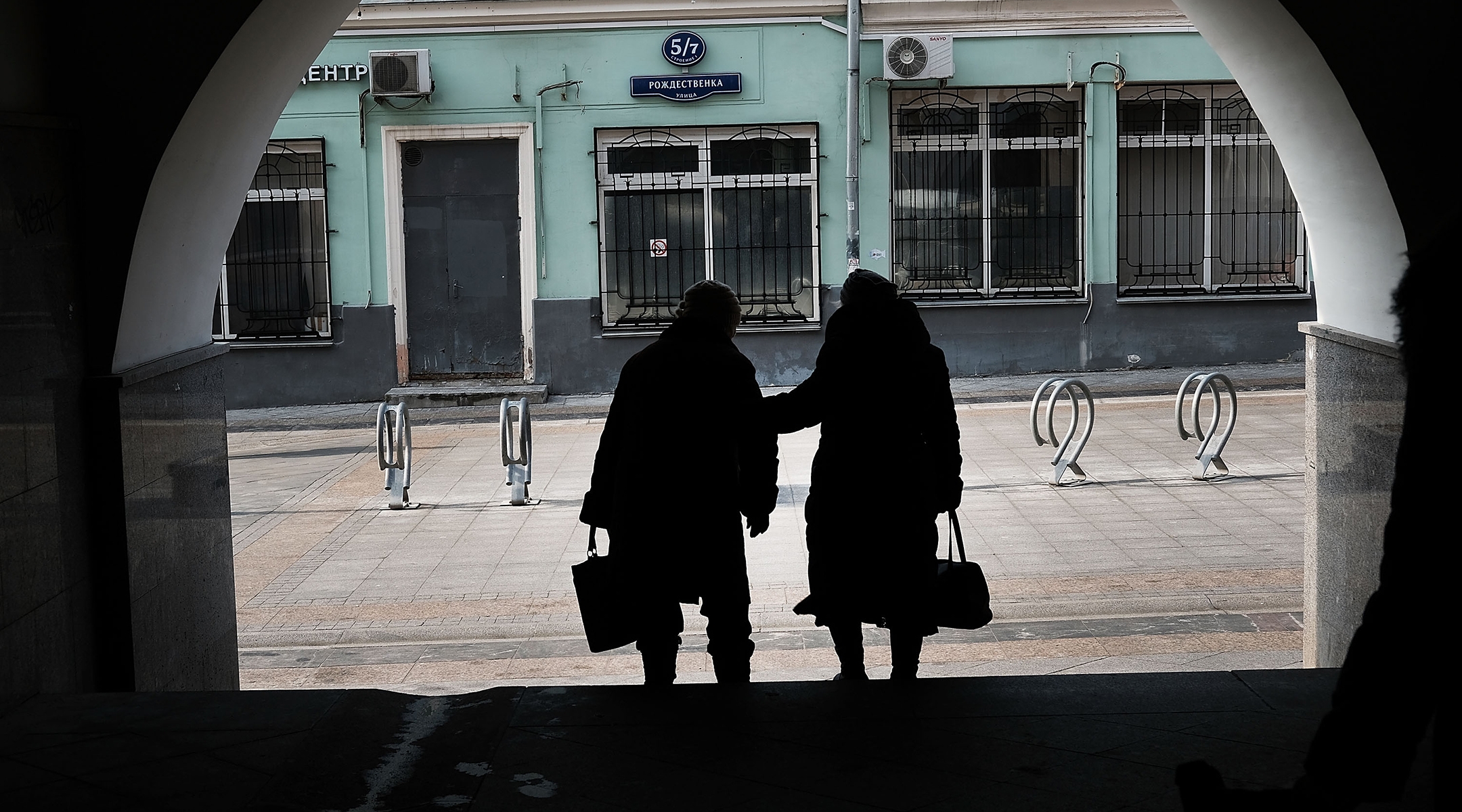 Two women walk along a street in Moscow on March 7, 2017. (Spencer Platt/Getty Images)