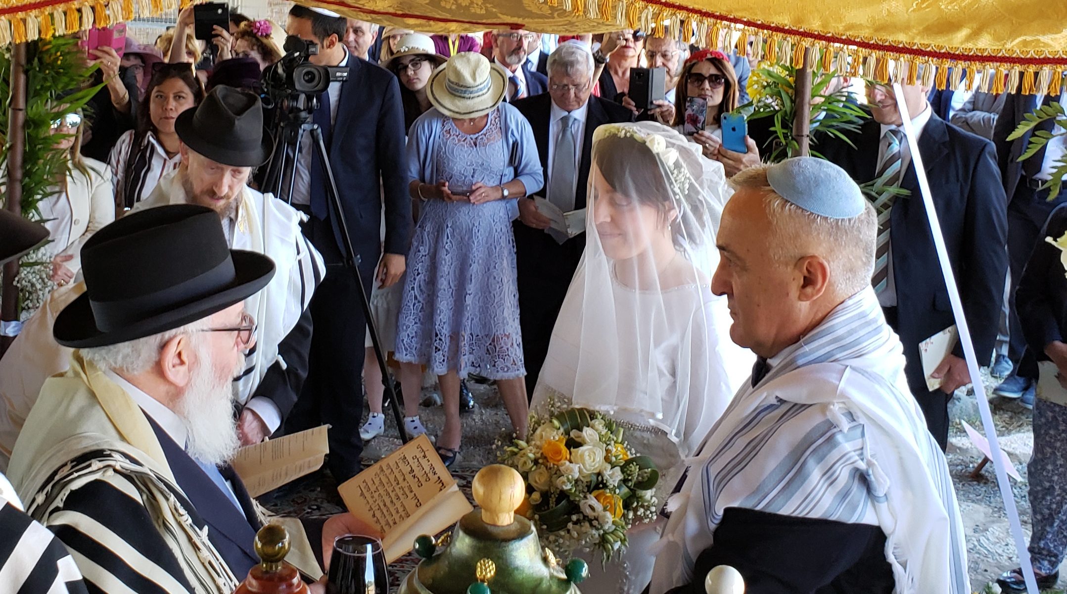 Roque Pugliese and Ivana Pezzoli getting married at the Bova Marina Synagogue in Calabria, Italy on June 4, 2019. (Photo courtesy of Shavei Israel)
