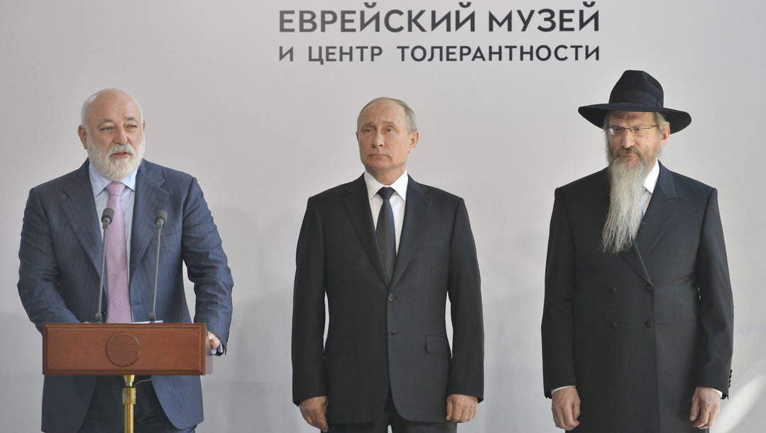 Russian President Vladimir Putin, center, Rabbi Berel Lazar and Victor Vekselberg attendint the unveiling of a Holocaust monument at Moscow's Jewish Museum and Tolerance Center on June 4, 2019. (Photo: The Jewish Museum and Tolerance Center)