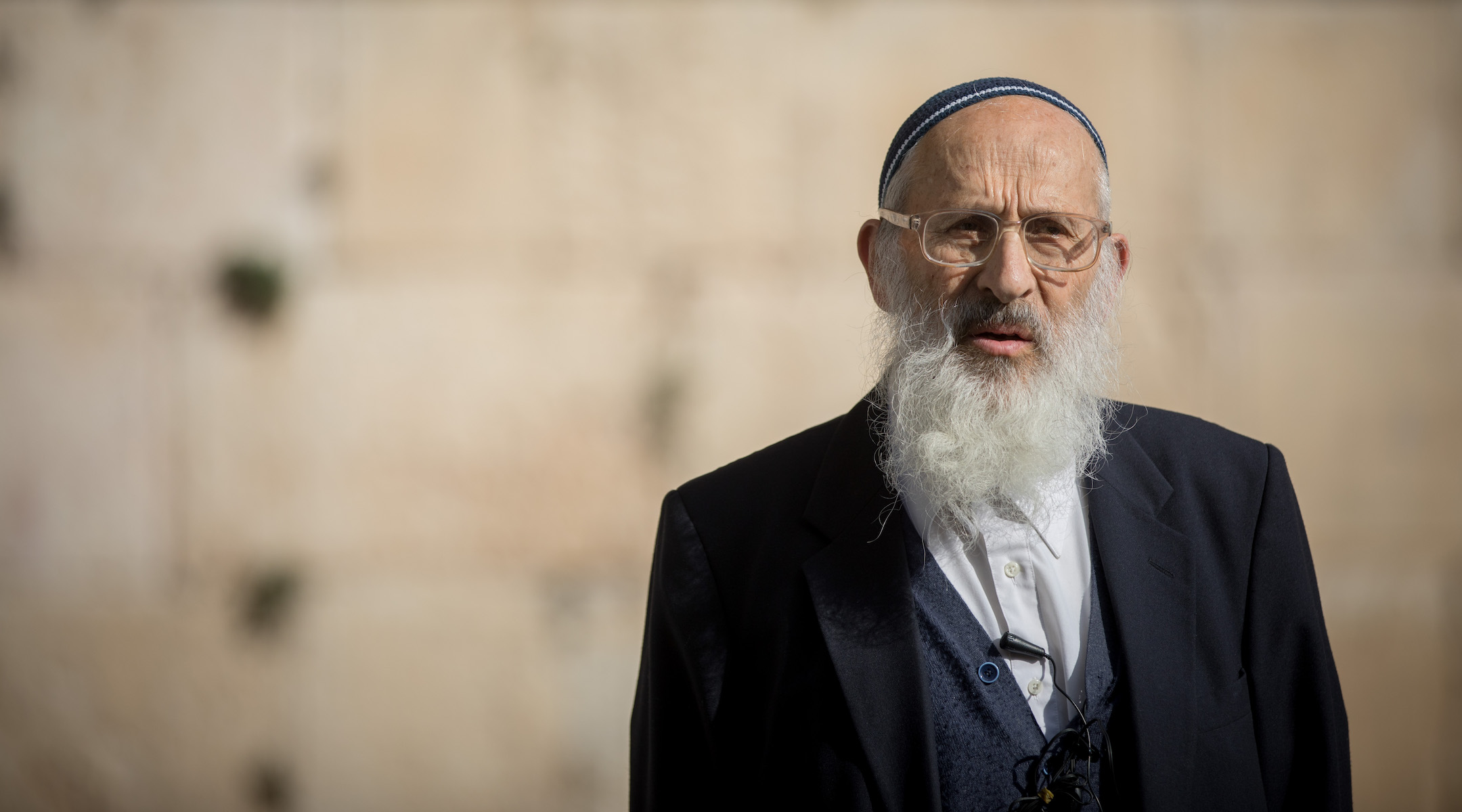 Rabbi Shlomo Aviner, head of the Ateret Cohanim yeshiva delivers a special torah lesson at the mixed-gender prayer section at the Western Wall in Jerusalem's Old City on January 3, 2018 (Yonatan Sindel/Flash90)