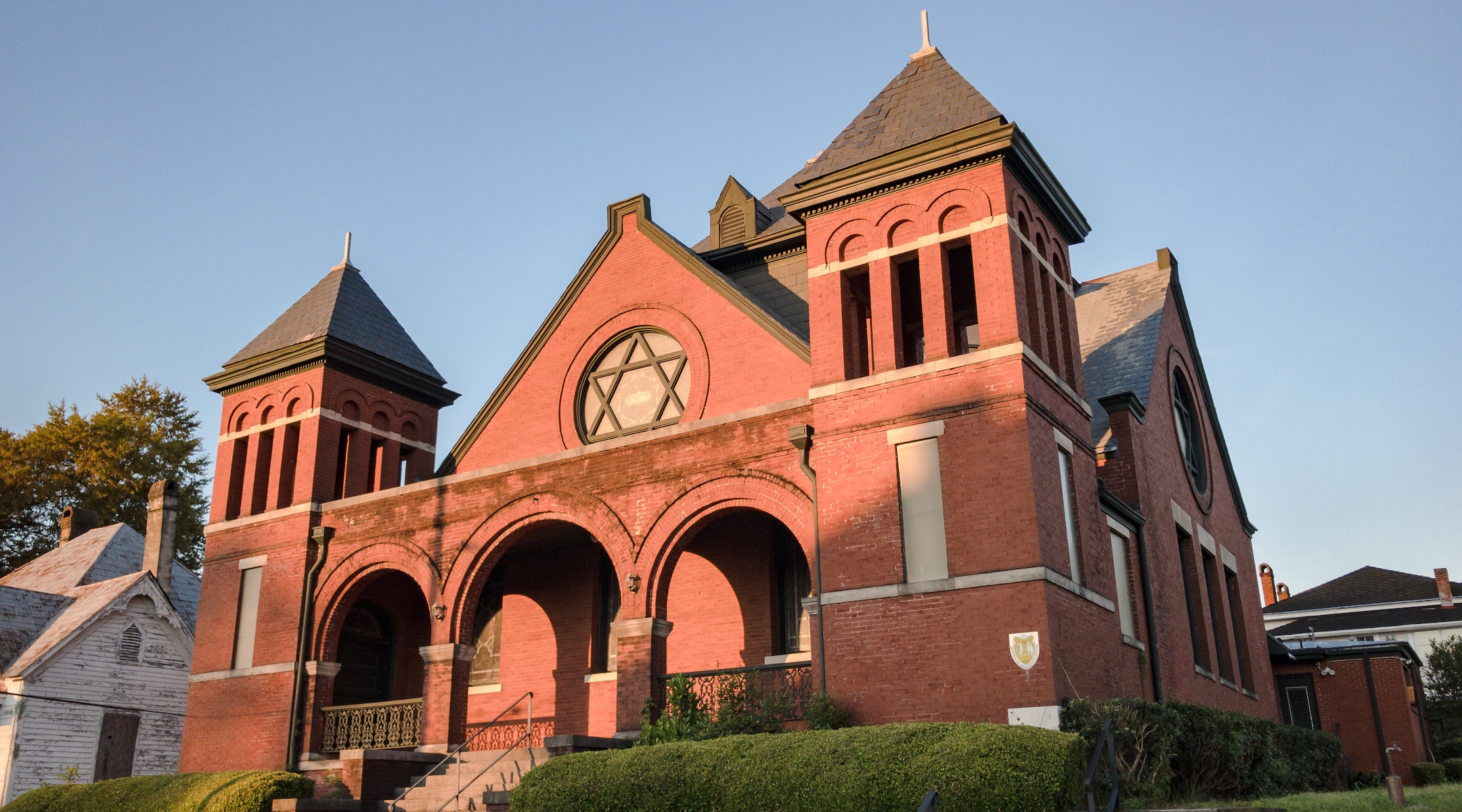 The exterior of Temple Mishkan Israel in Selma, Alabama. The synagogue has four members but wants to transform into a museum. (Amy Milligan)