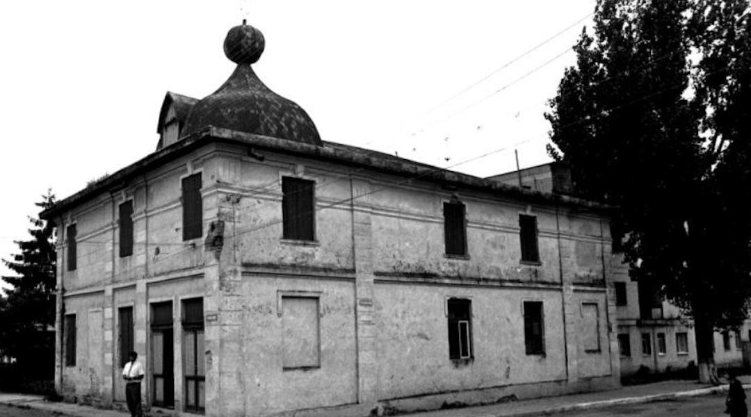 The synagogue in Săveni, Romania in 1996. (Dmitry Vilensky/Center for Jewish Art)