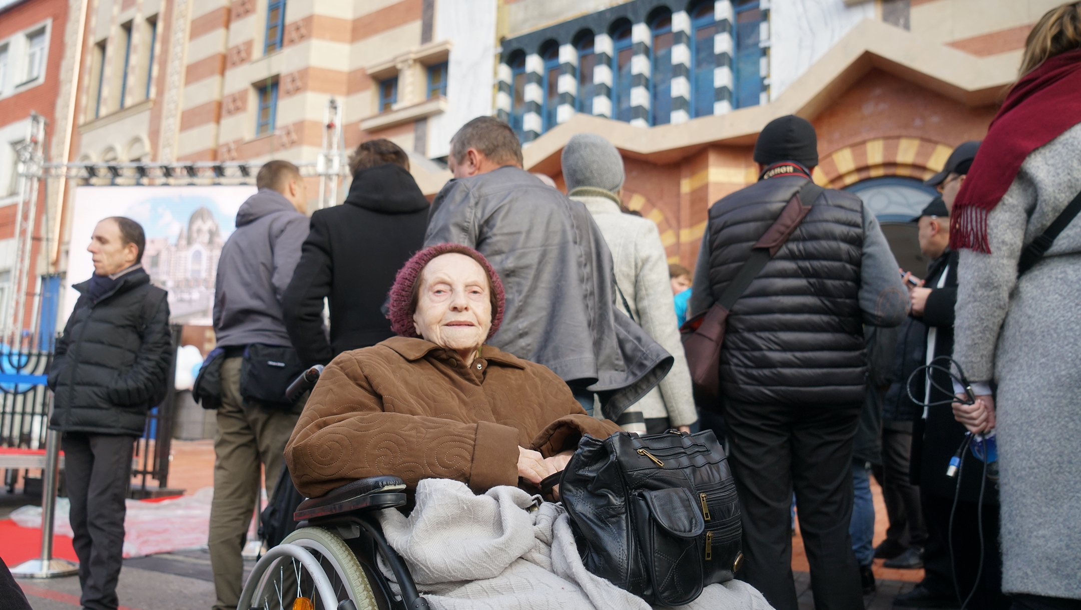 Nehama Drober, 91, waiting to enter the restored synagogue in Kaliningrad, Nov. 8, 2018. (Cnaan Liphshiz)