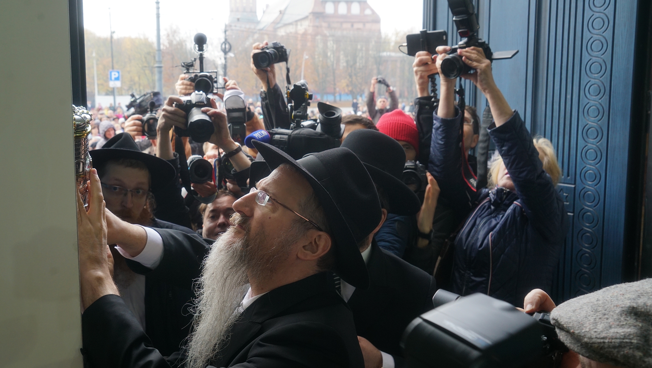 Rabbi Berel Lazar affixing a mezuzah to the front door of the New Synagogue in Kaliningrad, Nov. 8, 2018. (Cnaan Liphshiz)