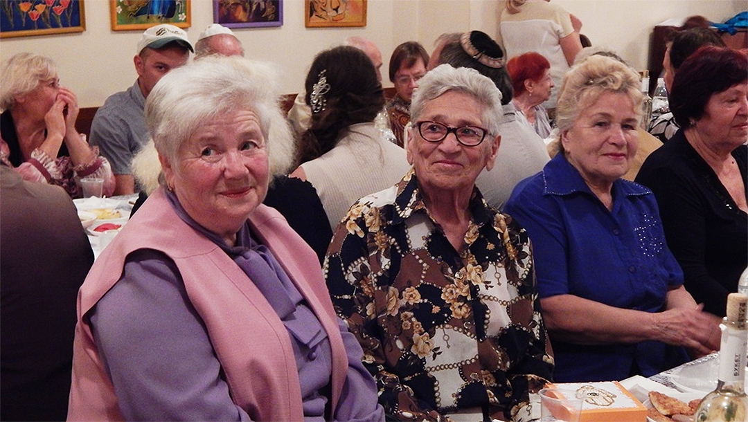 Elderly Jews attending the Rosh Hashanah dinner at Hesed Triaspol, Transnistria in 2018. (Courtesy of JDC)