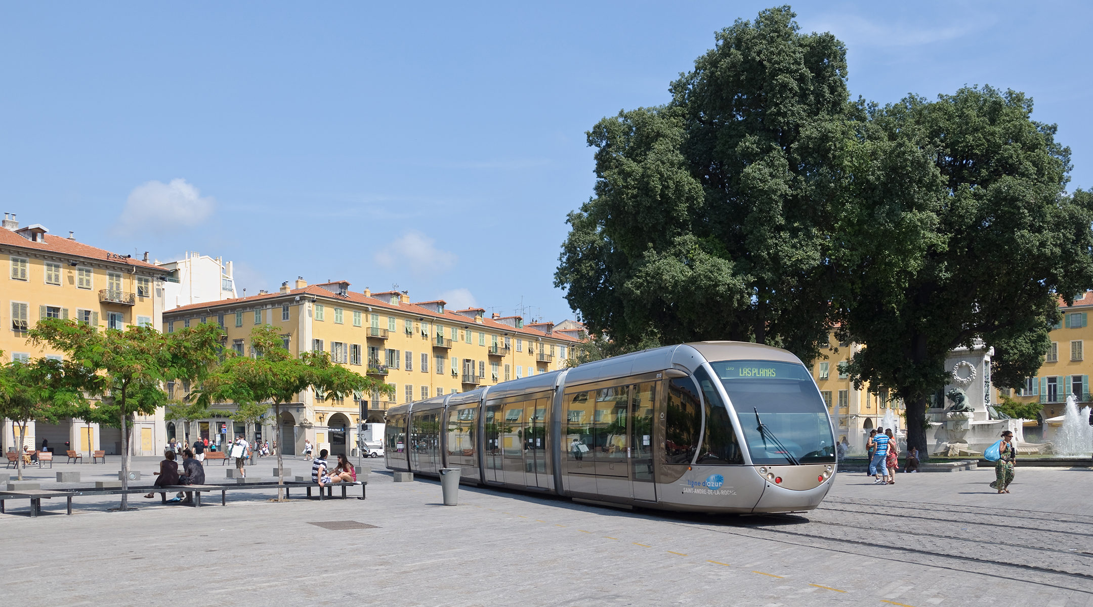 A tram arriving at Garibaldi Square in Nice, France on August 10, 2010. (Myrabella/Wikimedia Commons)