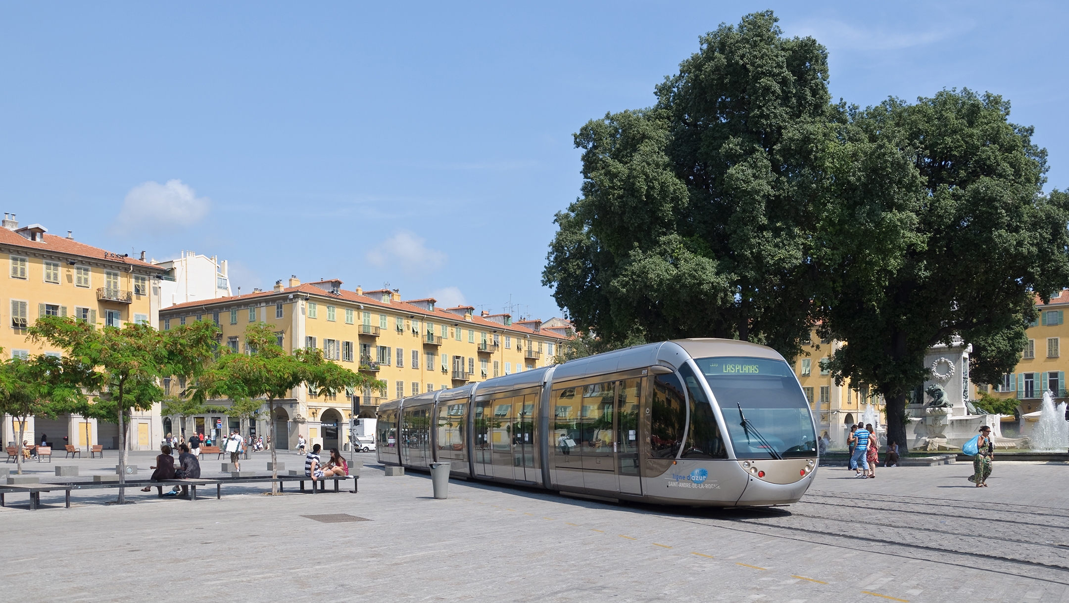 A tram arriving at Garibaldi Square in Nice, France on August 10, 2010. (Myrabella/Wikimedia Commons)