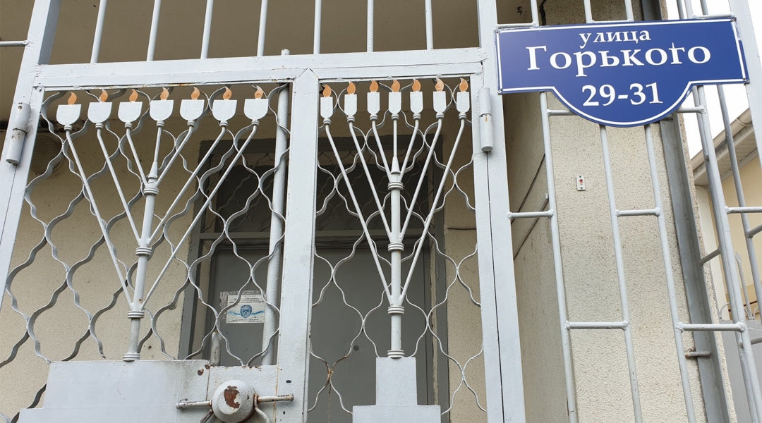 The closed gate of the only active synagogue of Tiraspol, Transnistria. (Courtesy of Roman Yanushevsky/Channel 9)