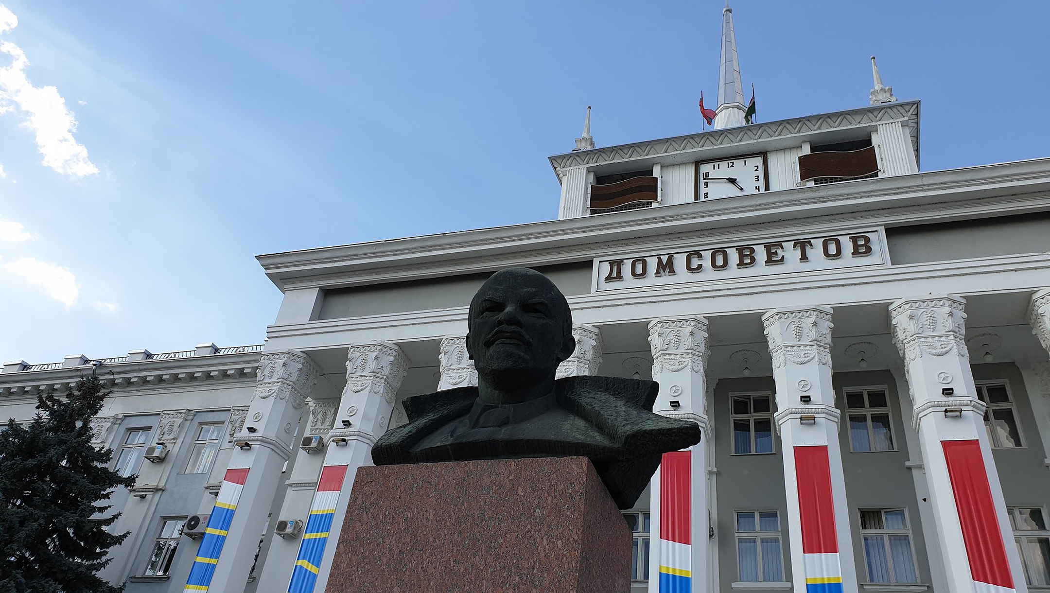 A statue of Lenin decorating the Soviet Home building of Tiraspol, Transnistria. (Courtesy of Roman Yanushevsky/Channel 9)