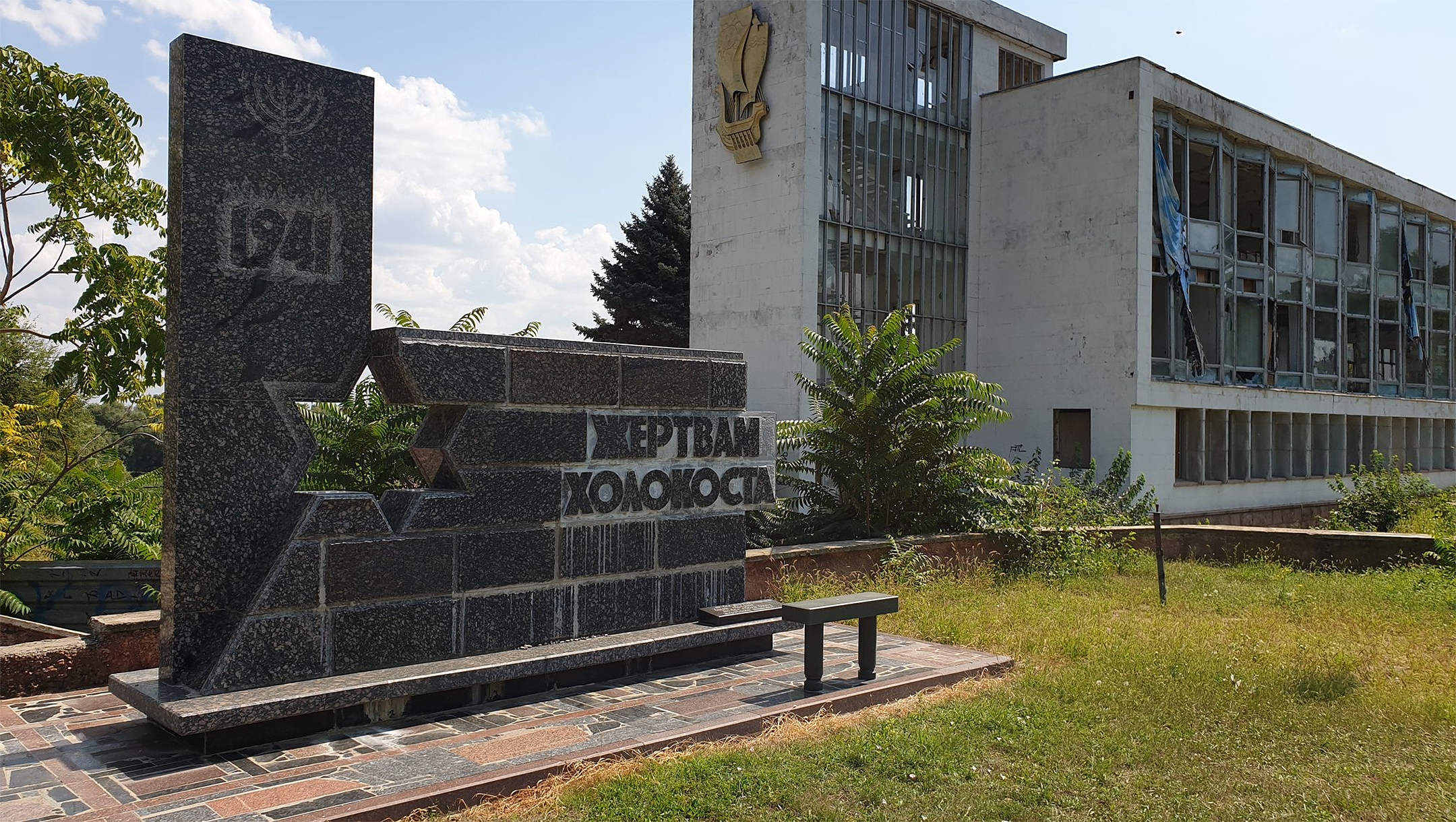 A Holocaust monument next to a deserted riverside building in Tiraspol, Transnistria on Aug. 24, 2019. (Courtesy of Roman Yanushevsky/Channel 9)