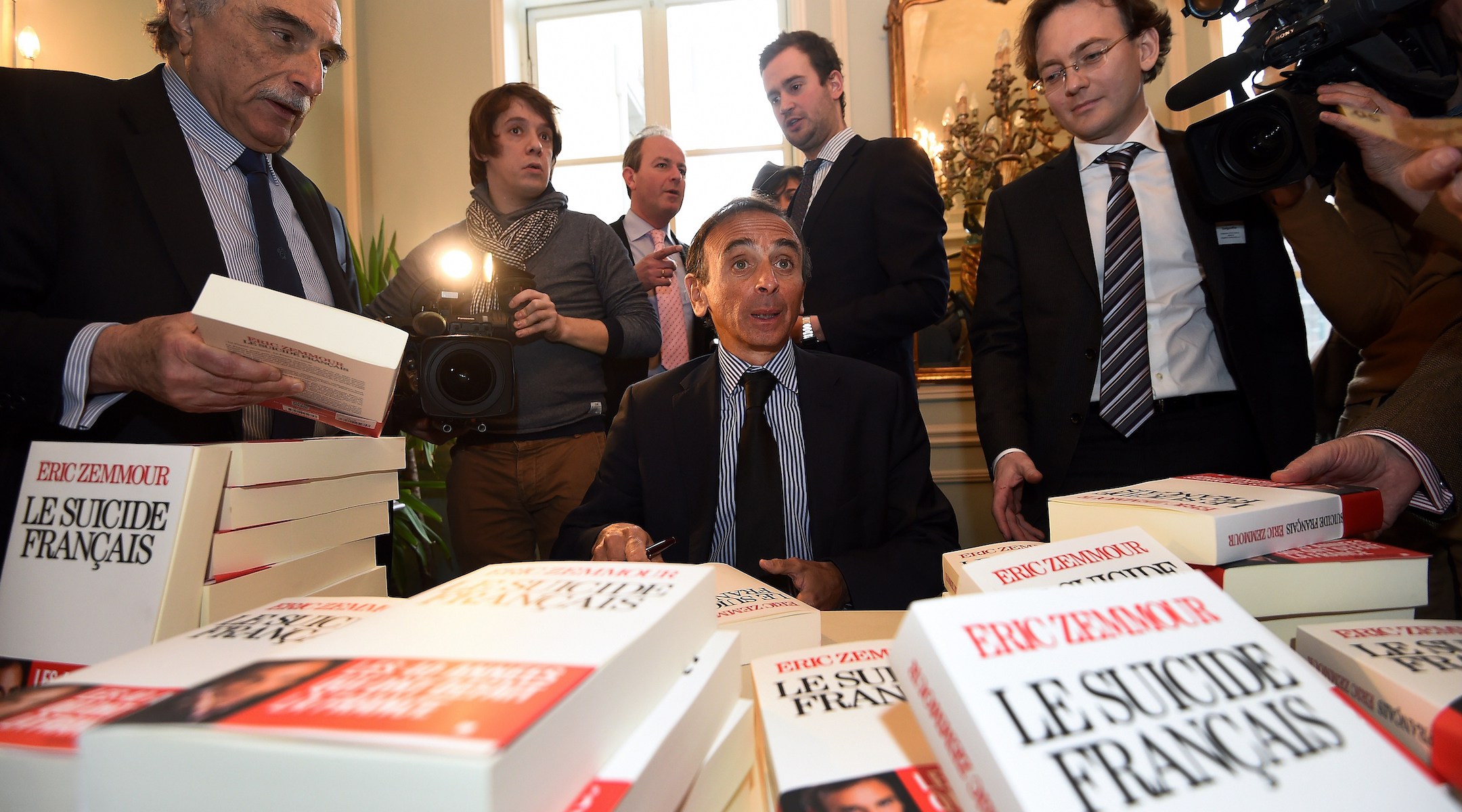 Eric Zemmour signs books