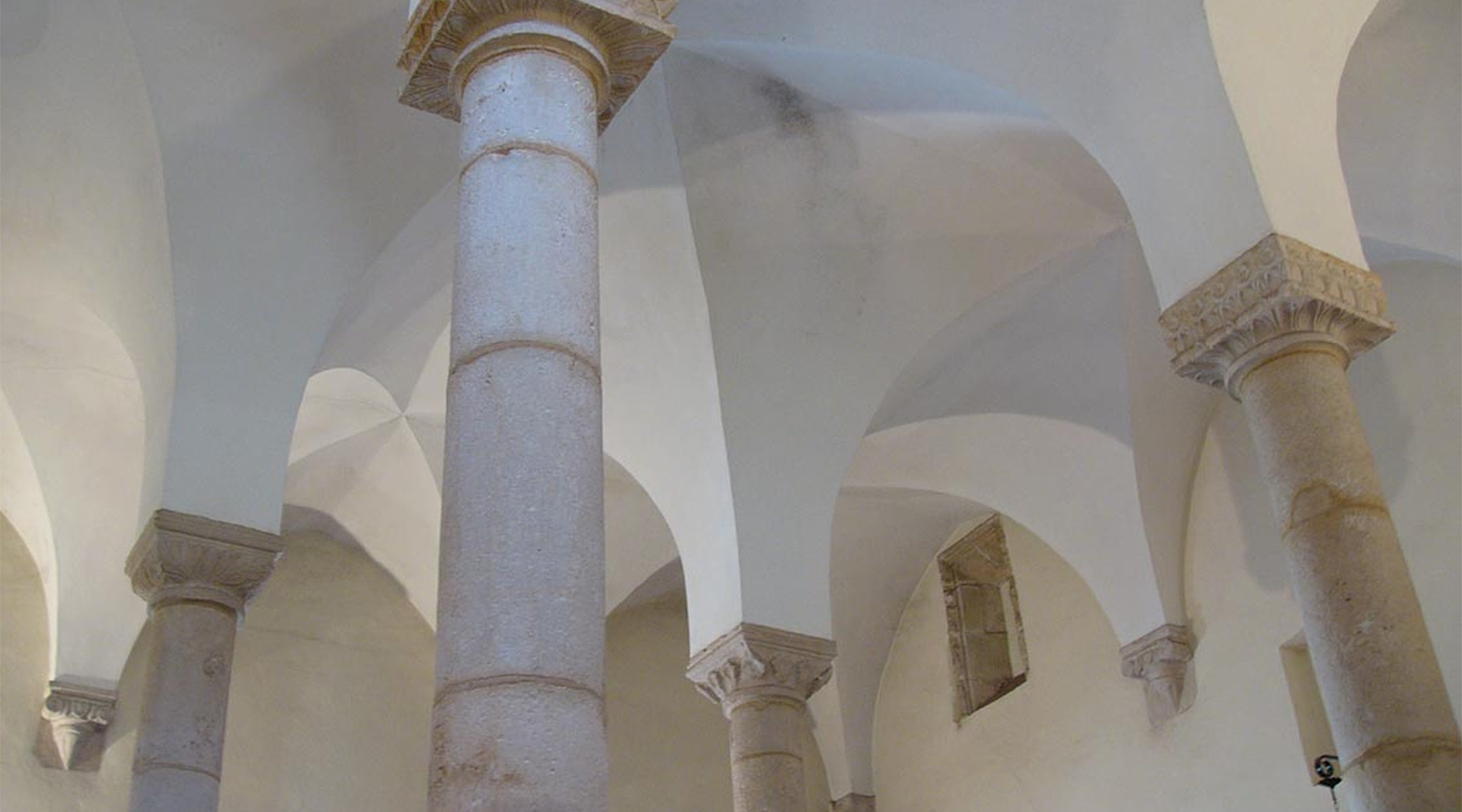 The four pillars of the Synagogue of Tomar, Portugal (Wikimedia Commons)