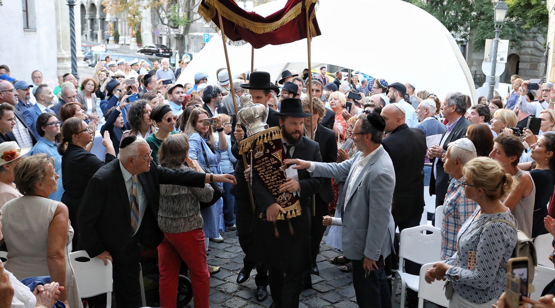 Rabbi Asher Faith carrying a Torah scroll into the the Buda Castle Synagogue in Budapest, Hungary of Sept. 6, 2018. (Márton Merész)