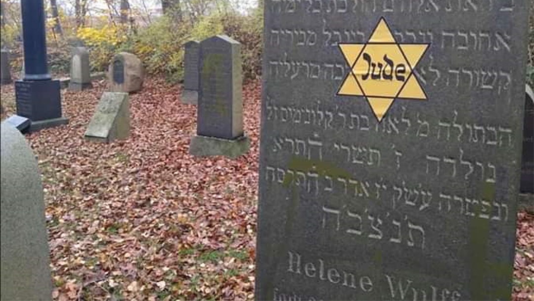 A Yello star sticker on a Jewish grave in Denmark on Nov. 10, 2019. (Courtery of Rabbi Yitzi Loewenthal)