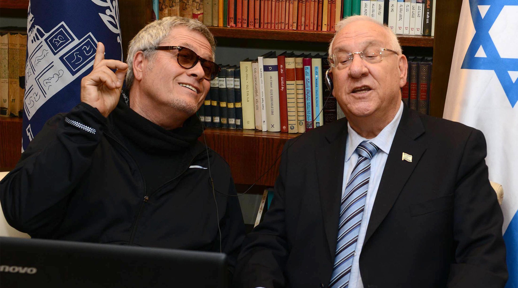 Shlomo Artzi, left, and Israeli President Reuven Rivlin singing together on April 13, 2015. (Courtesy of the Spokesperson of the President of Israel)