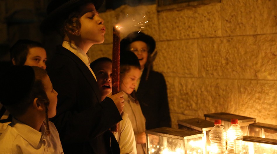 In the Mea Shearim neighborhood of Jerusalem, Hanukkah menorahs are commonly lit outdoors. (Agnieszka Traczewska)